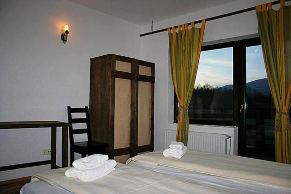 Taverna Pietrei Craiului Zărneşti Exteriör bild